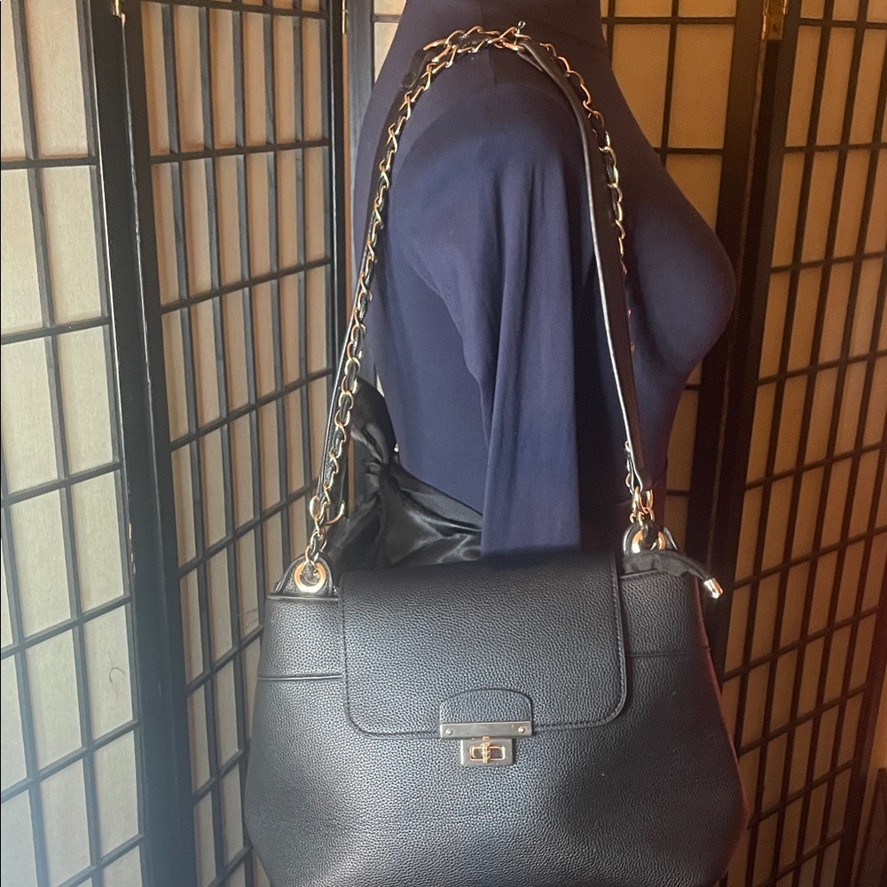Chic Black Leather Shoulder Bag with Chain Strap